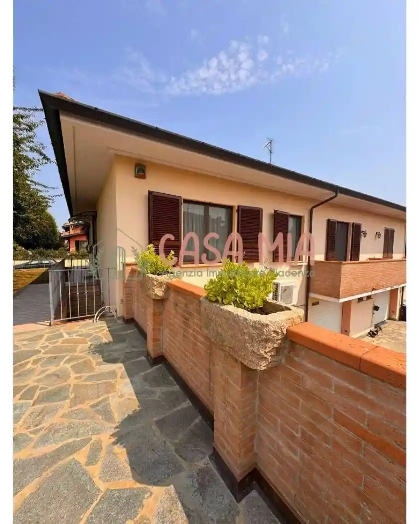 Villa in vendita a Gazzola