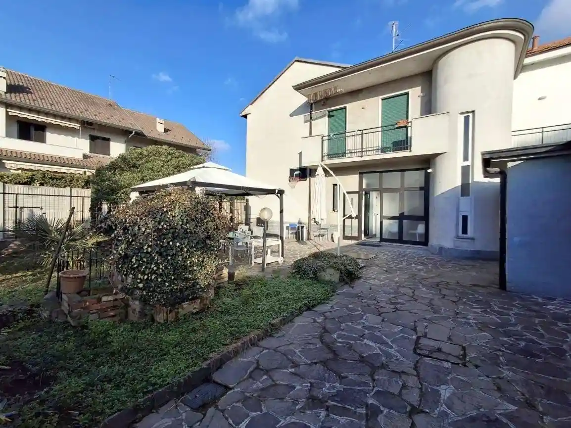 Casa indipendente in vendita a Carate Brianza
