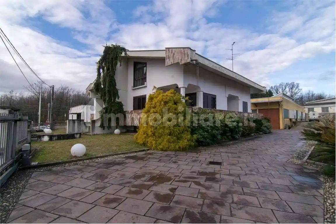 Villa in vendita a Fenegrò