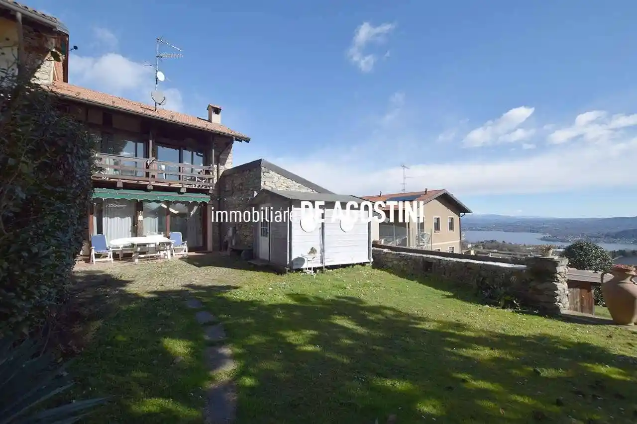 Casa indipendente in vendita a Nebbiuno