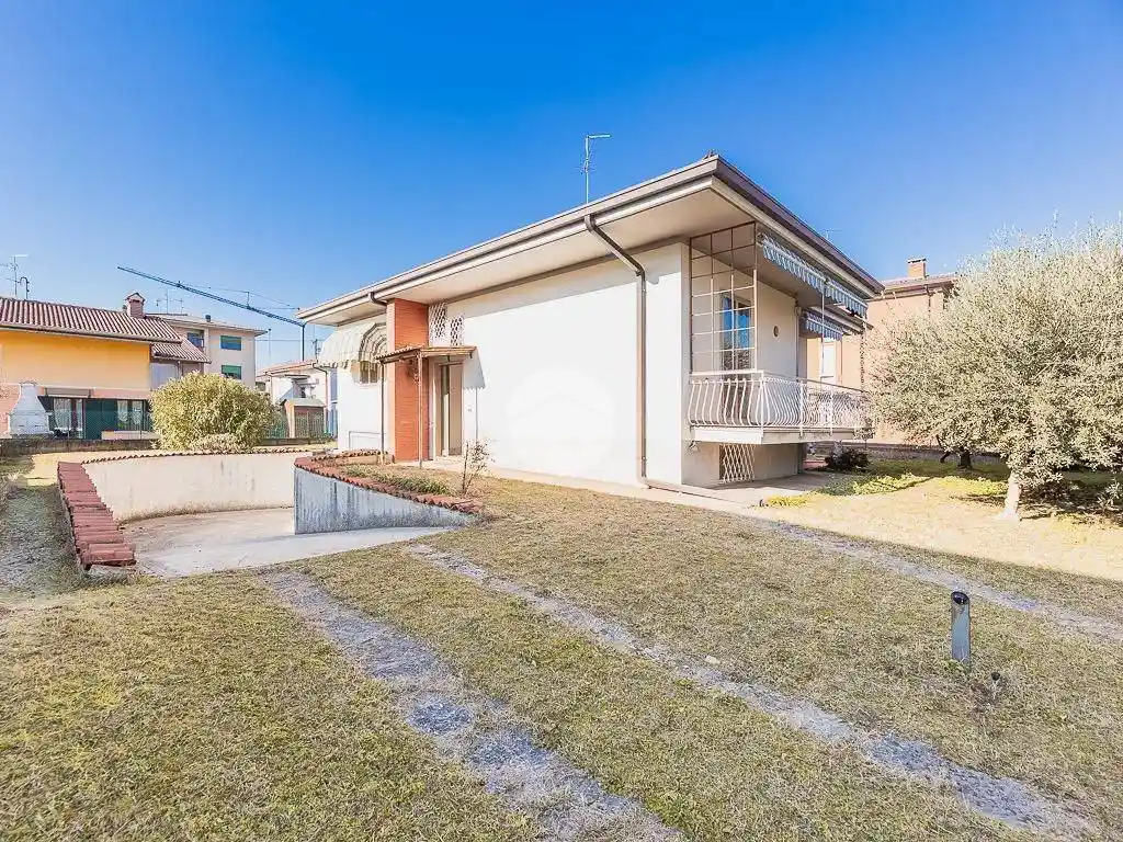 Villa in vendita a Sommacampagna