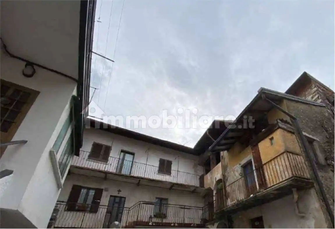 Palazzo - Stabile in vendita a Besano