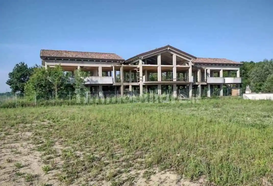 Palazzo - Stabile in vendita a Forlì