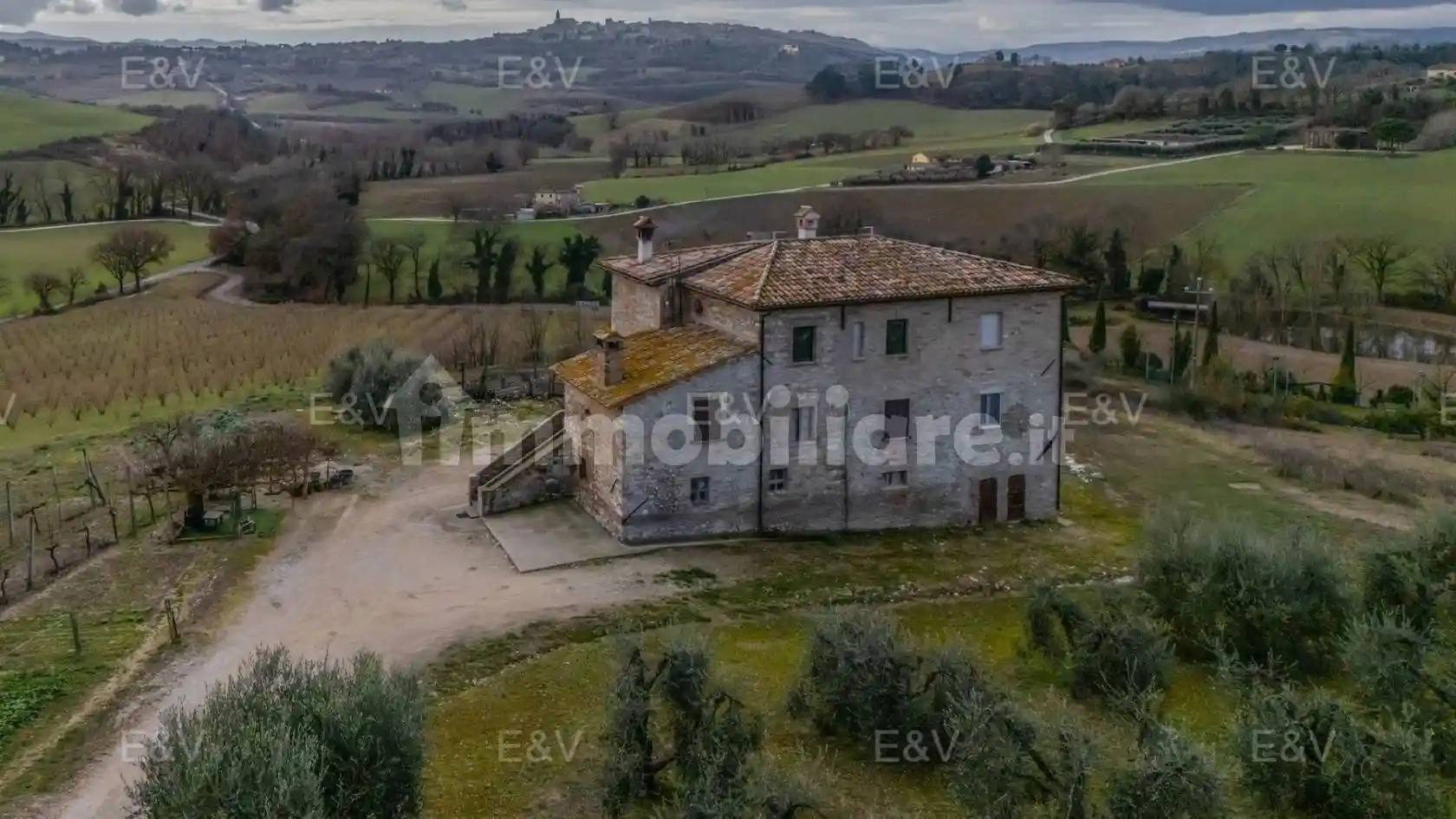 Rustico - Casale in vendita a Todi