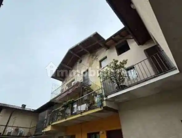 Appartamento in vendita a Cocquio-Trevisago