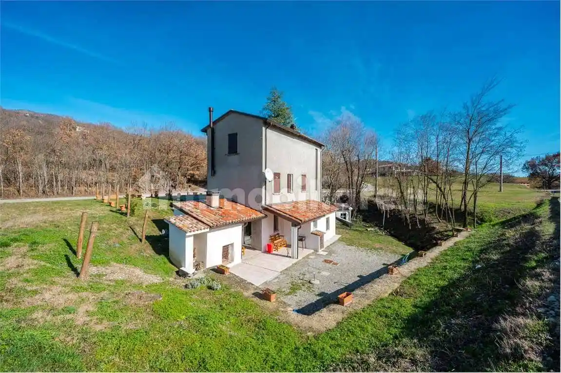 Casa indipendente in vendita a Varano de' Melegari