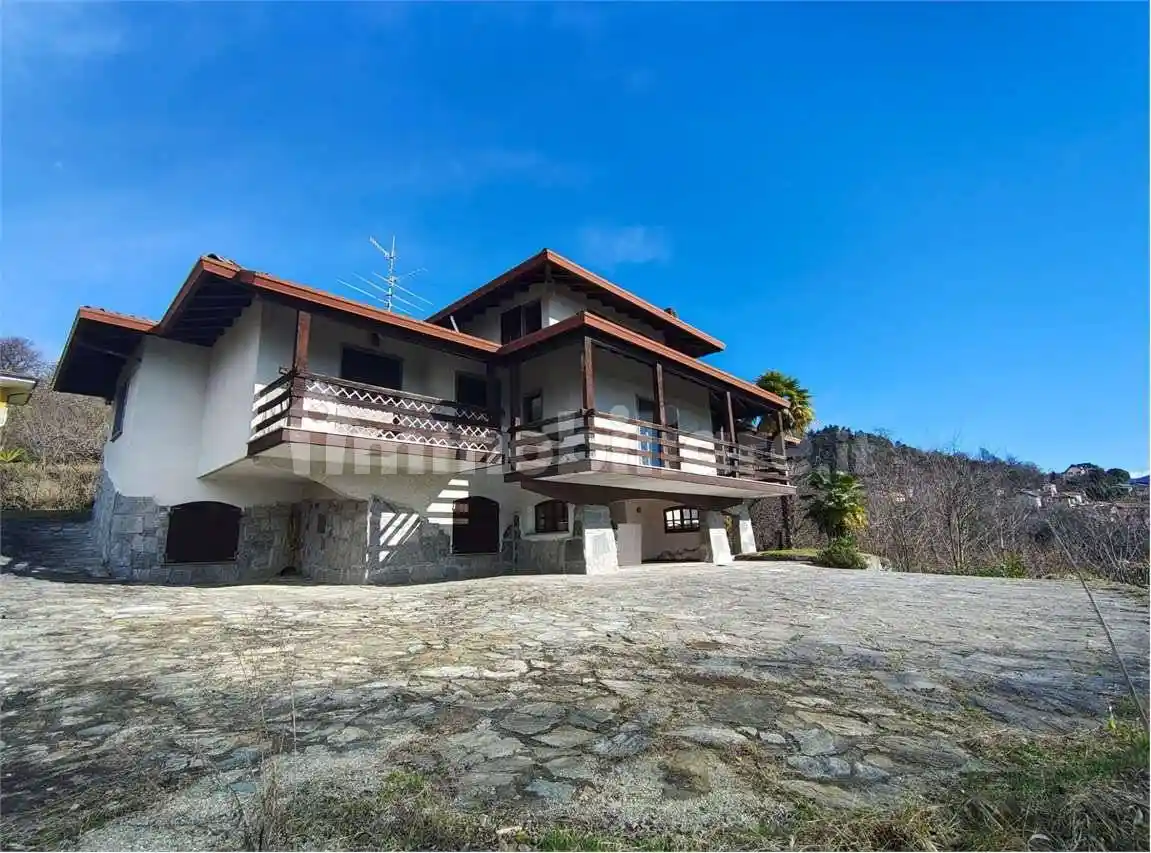 Villa in vendita a Arizzano