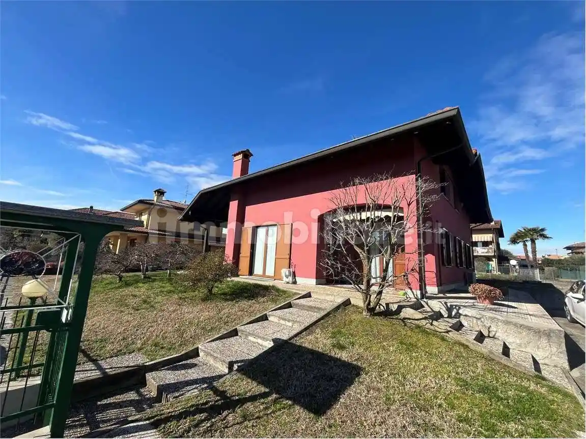 Villa in vendita a Varallo Pombia