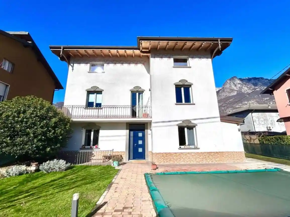 Villa in vendita a Costa Volpino