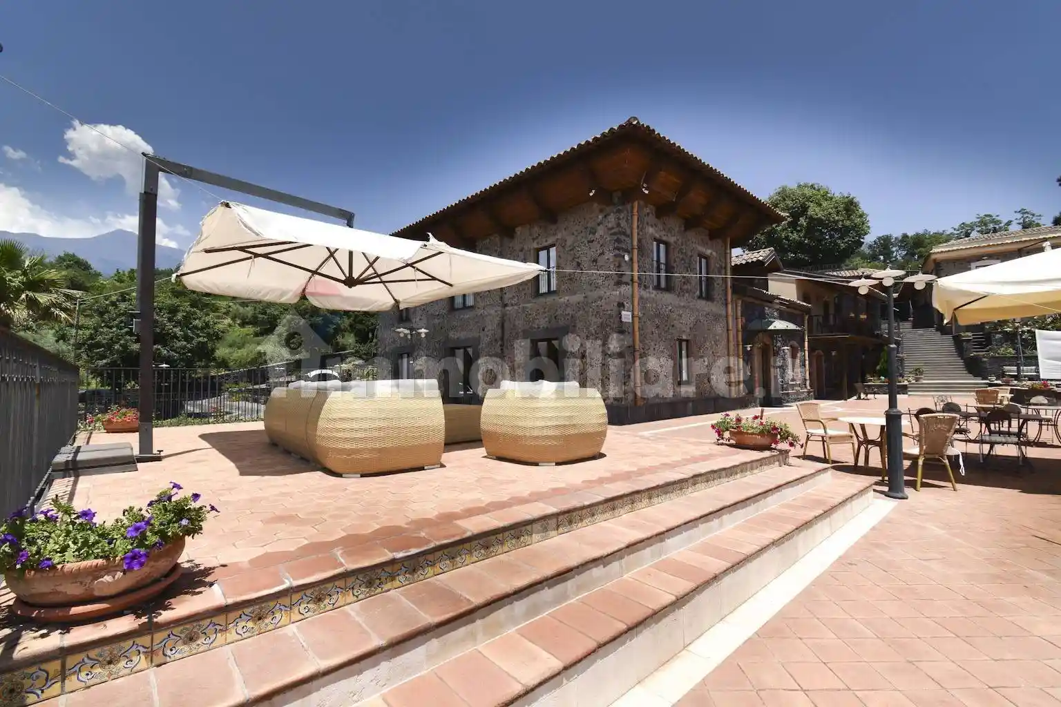 Palazzo - Edificio in vendita a Zafferana Etnea