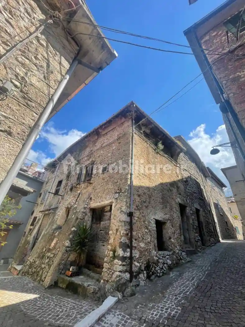 Casa indipendente in vendita a Vico nel Lazio