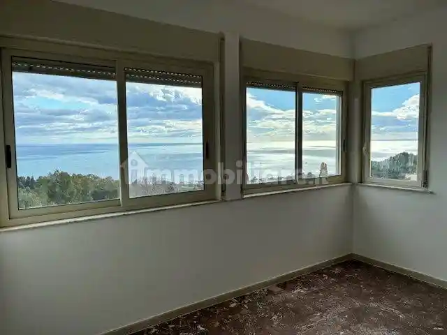 Appartamento in vendita a Aci Castello