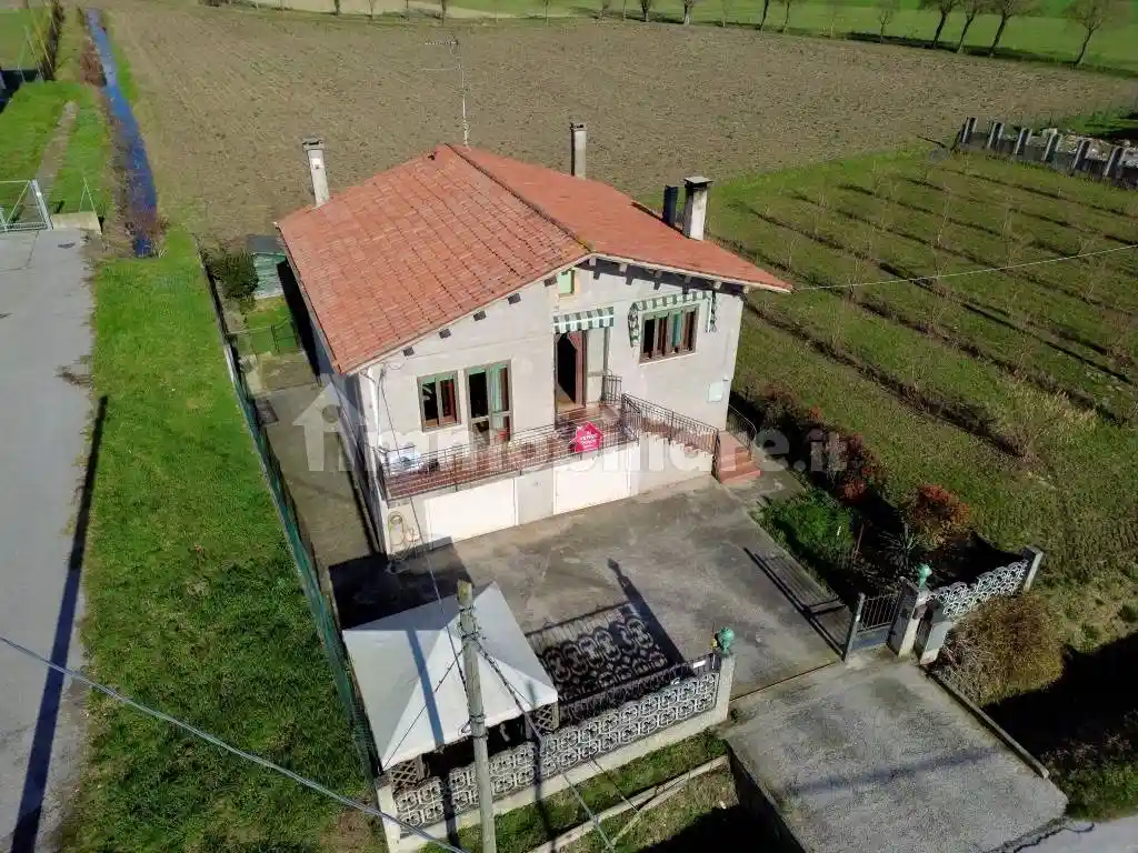 Casa indipendente in vendita a Villa Estense