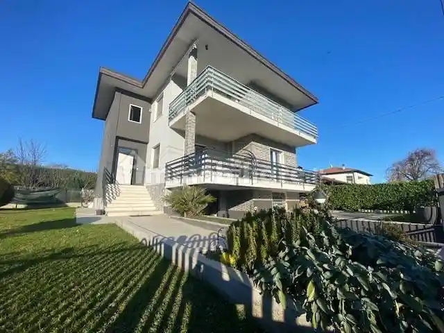 Villa in vendita a Cadorago