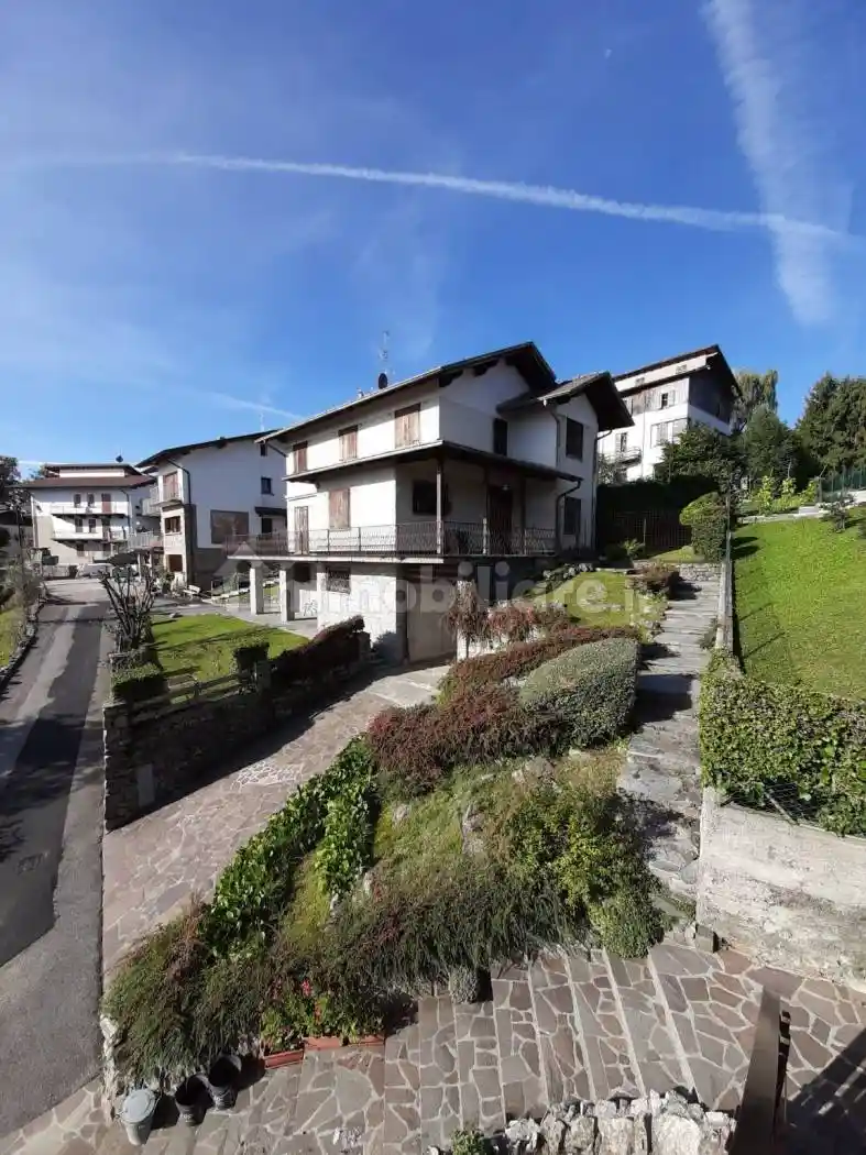 Villa in vendita a Selvino