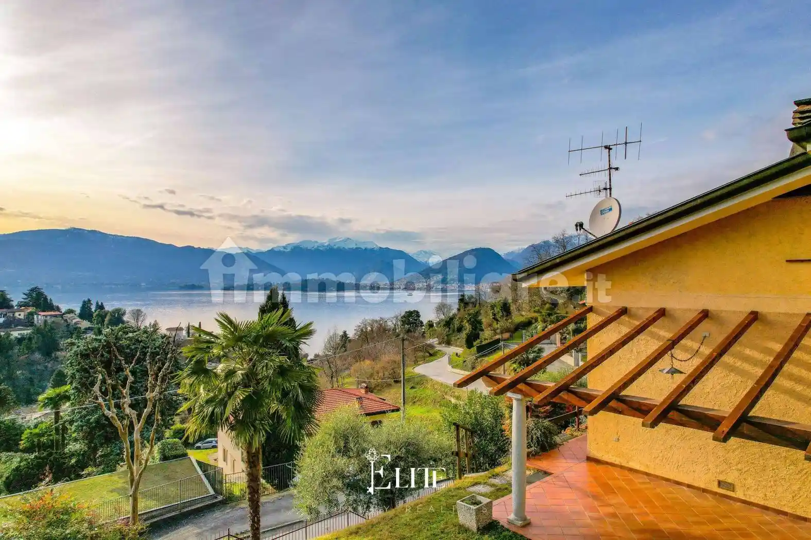 Villa in vendita a Laveno-Mombello