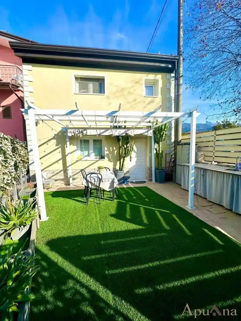 Casa indipendente in vendita a Massa