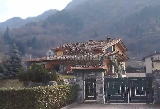 Villa in vendita a Esine