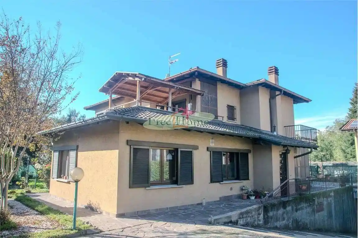 Villa in vendita a Gavirate