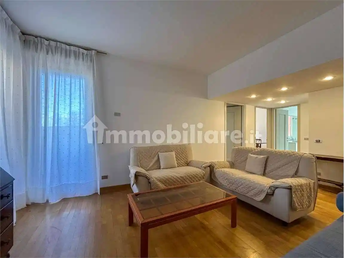 Appartamento in vendita a Angera