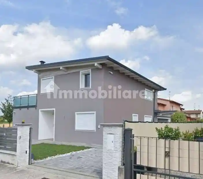 Villa in vendita a Volta Mantovana