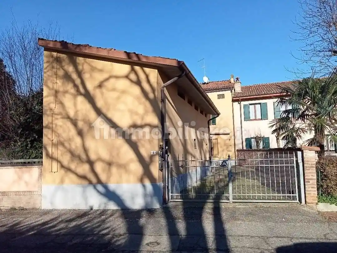 Casa indipendente in affitto a Castelvetro Piacentino