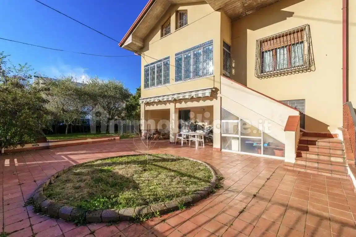 Villa in vendita a Peschiera del Garda
