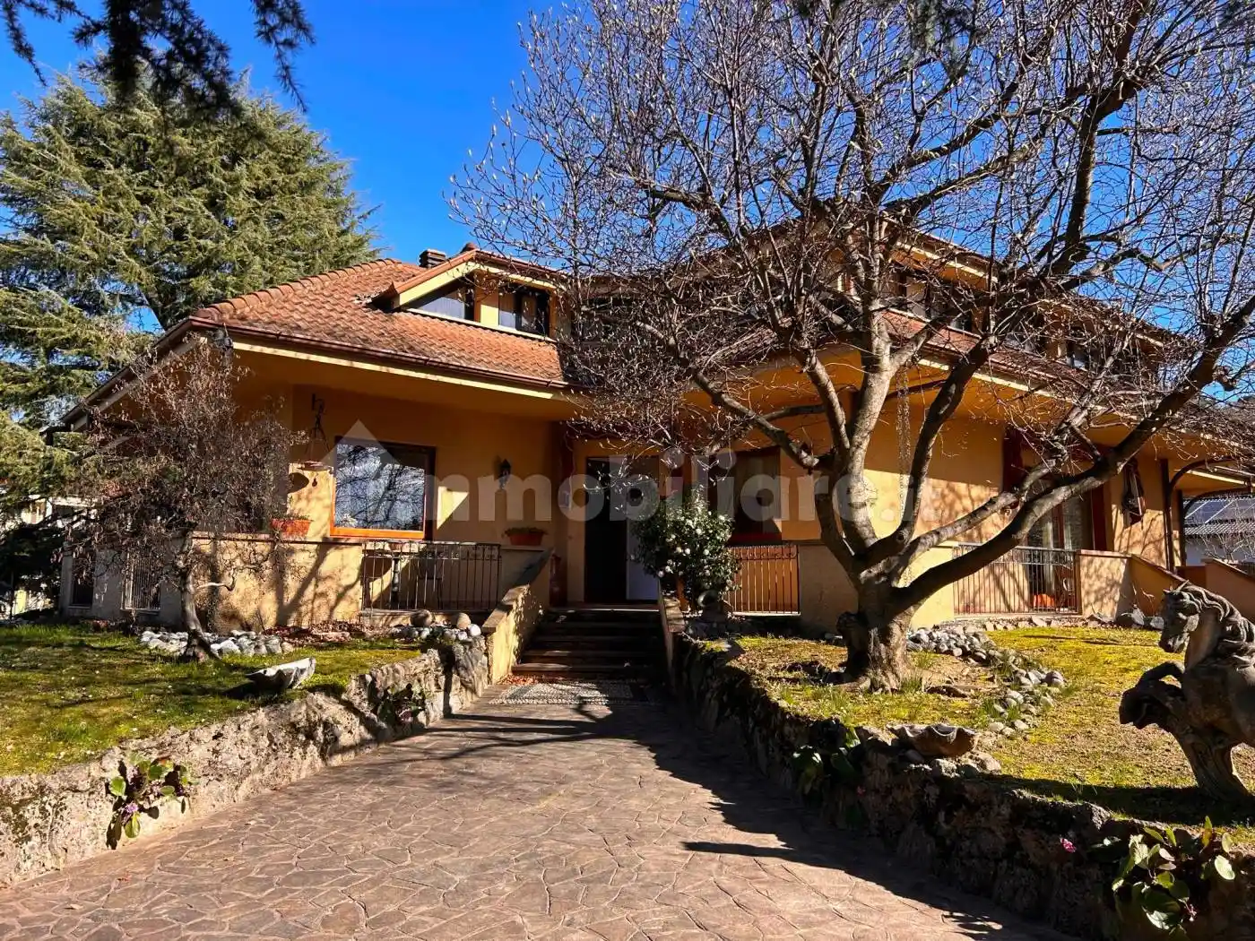 Villa in vendita a Longone al Segrino