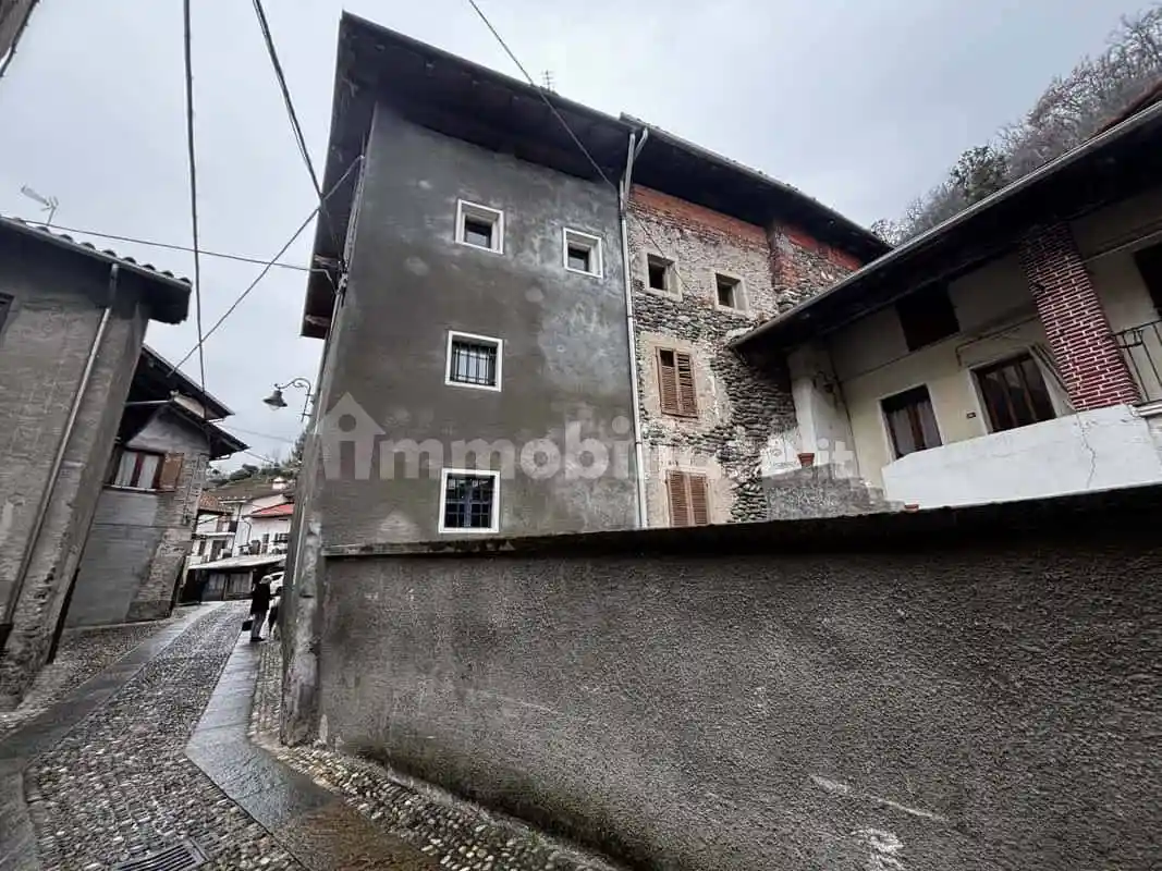 Casa indipendente in vendita a Serravalle Sesia