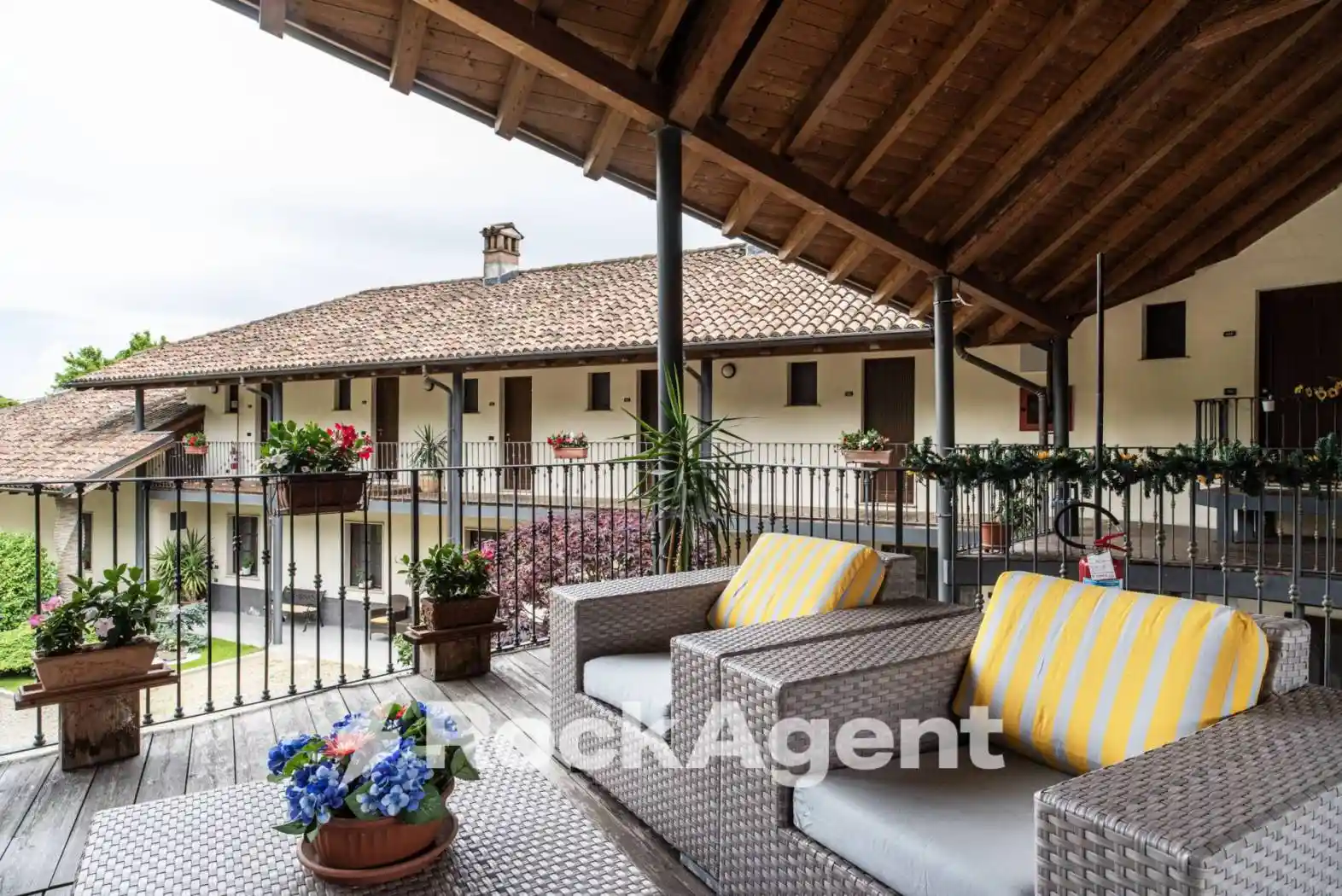 Palazzo - Edificio in vendita a Sannazzaro de' Burgondi