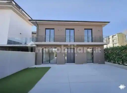 Villa in vendita a Robbio