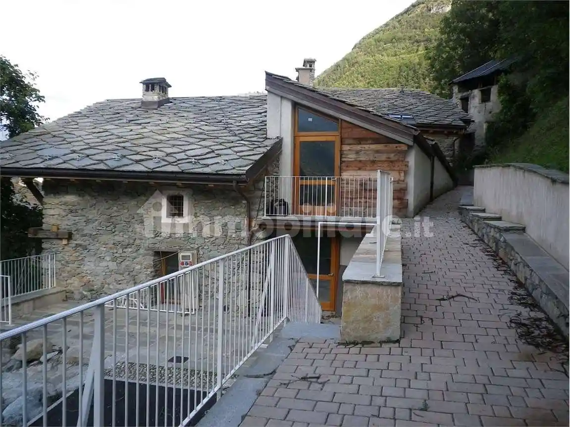 Palazzo - Edificio in vendita a Fénis