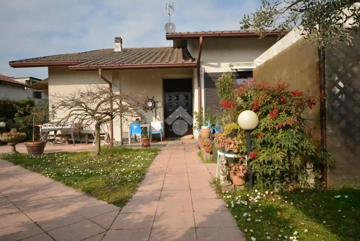 Villa in vendita a Burago di Molgora