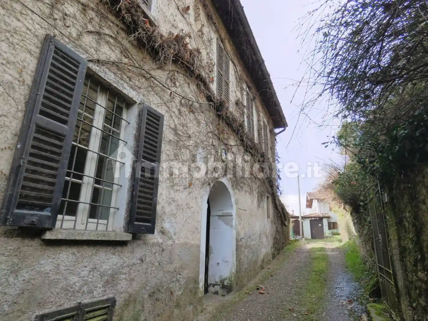 Casa indipendente in vendita a Montegrino Valtravaglia