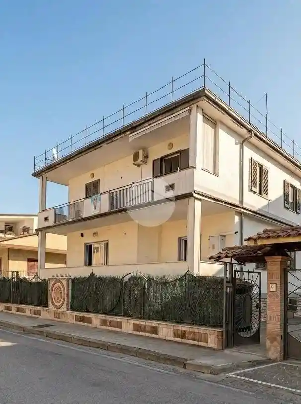 Palazzo - Edificio in vendita a Succivo