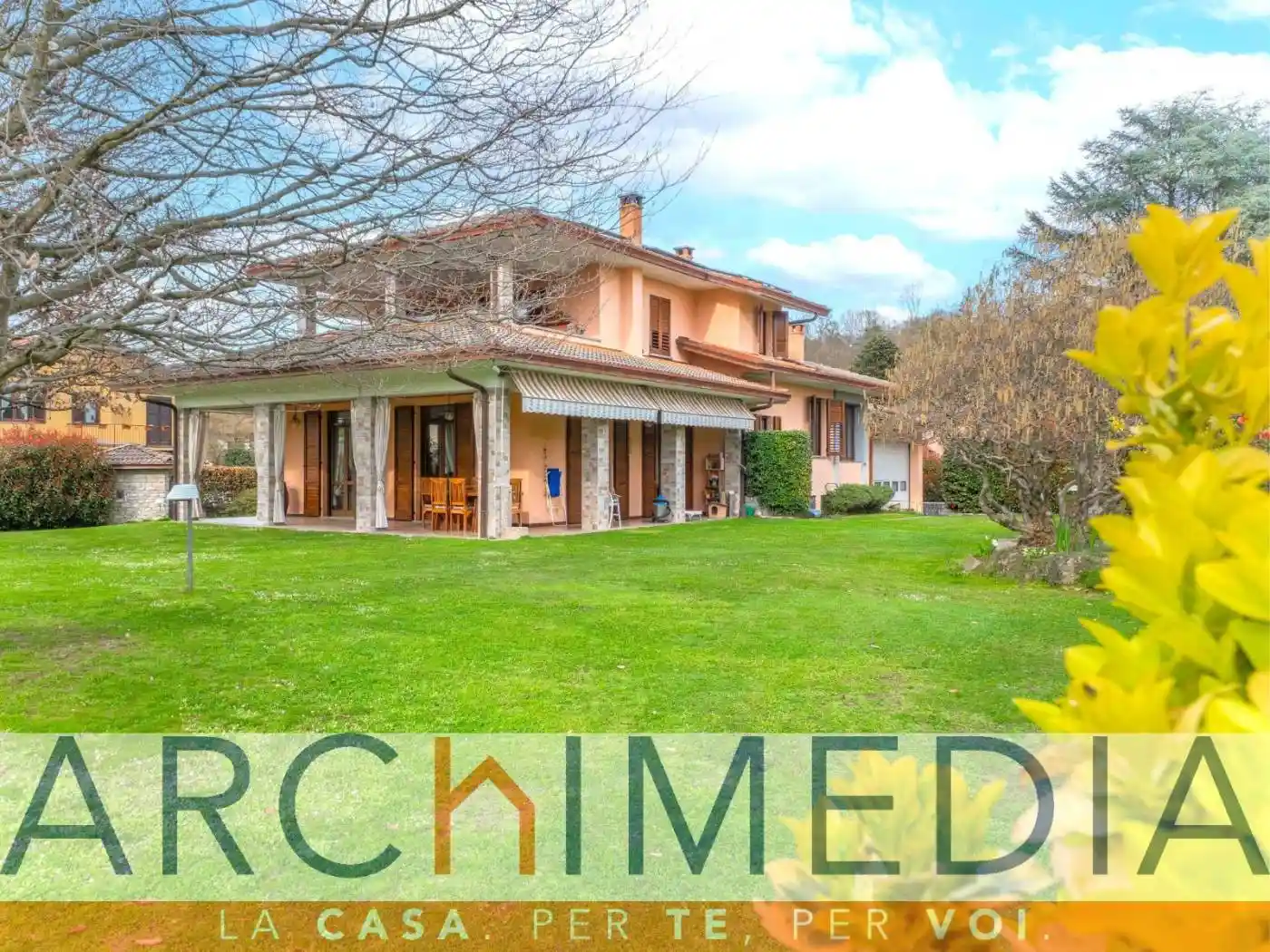 Villa in vendita a Travedona-Monate