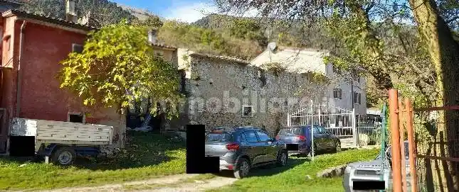 Palazzo - Stabile in vendita a Caprino Veronese