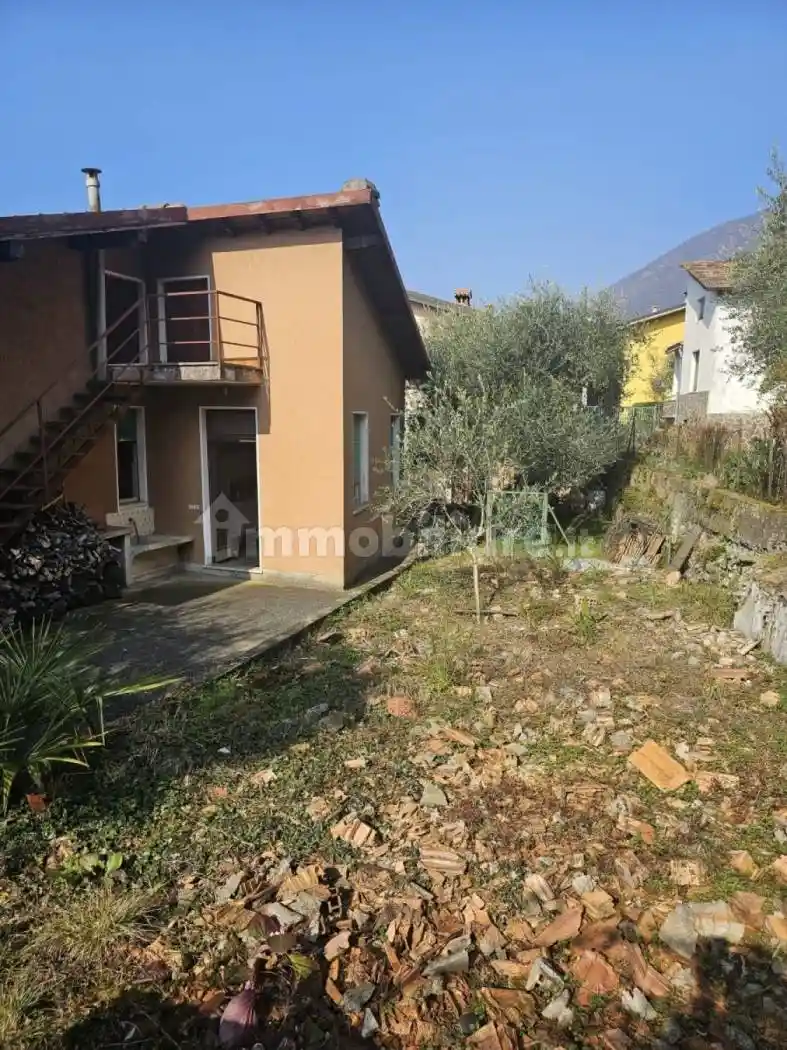 Villa in vendita a Sale Marasino