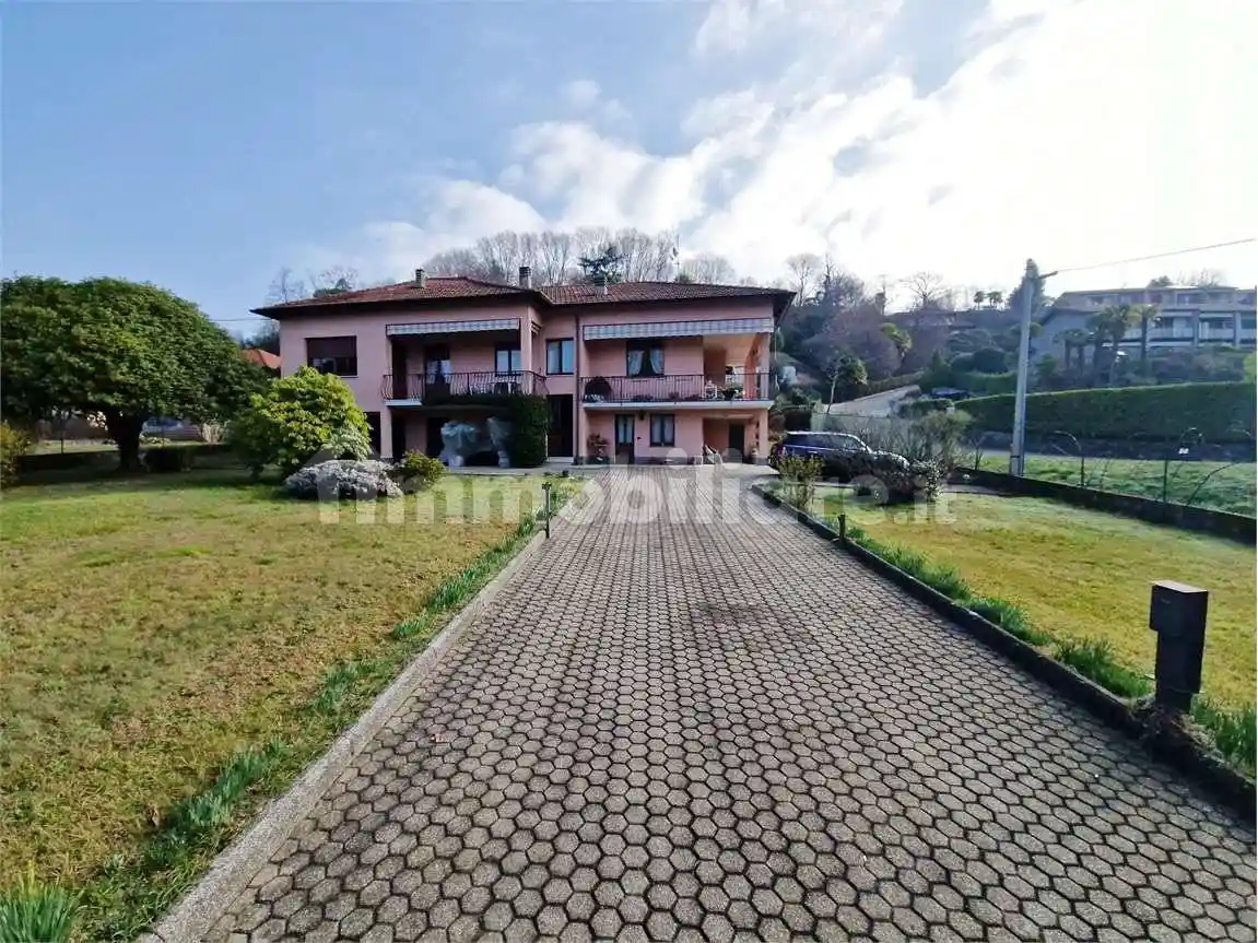 Villa in vendita a Laveno-Mombello