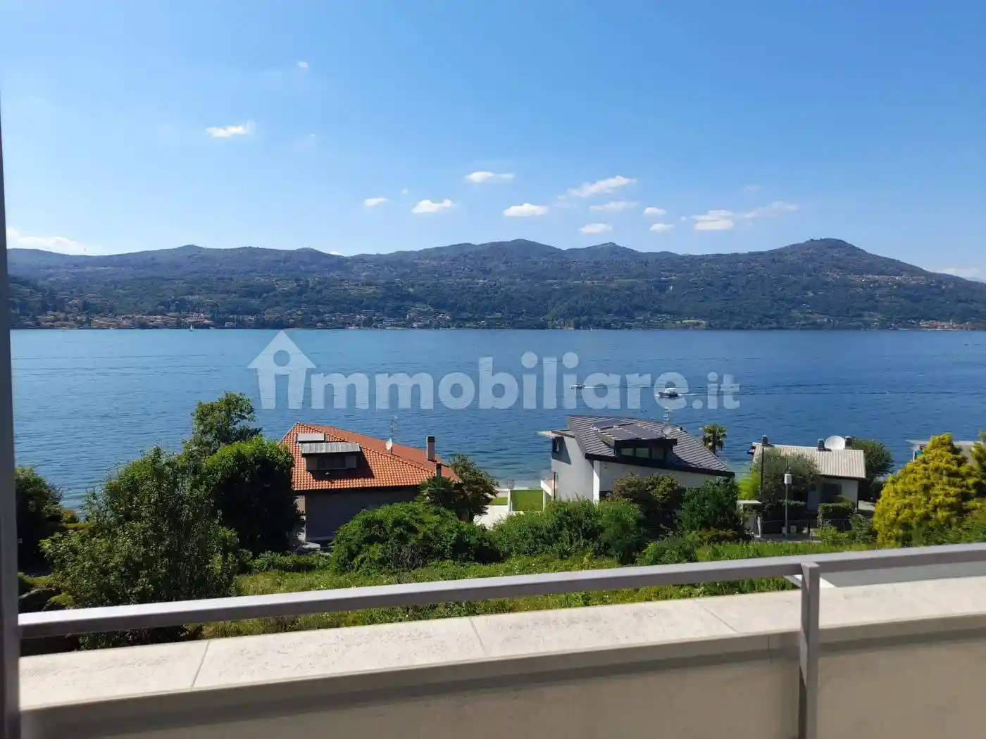 Appartamento in affitto a Angera