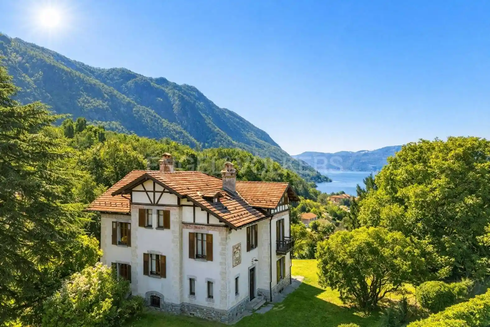 Villa in vendita a Castelveccana