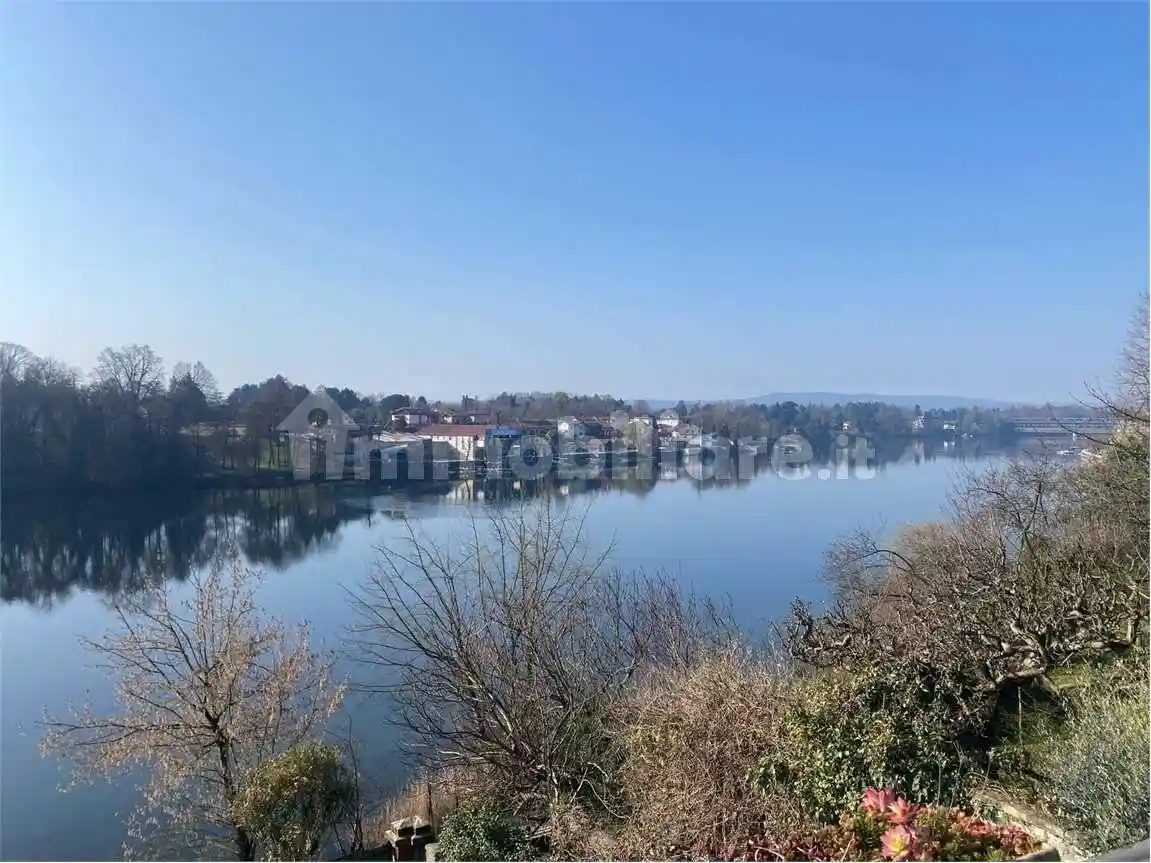 Casa indipendente in affitto a Sesto Calende