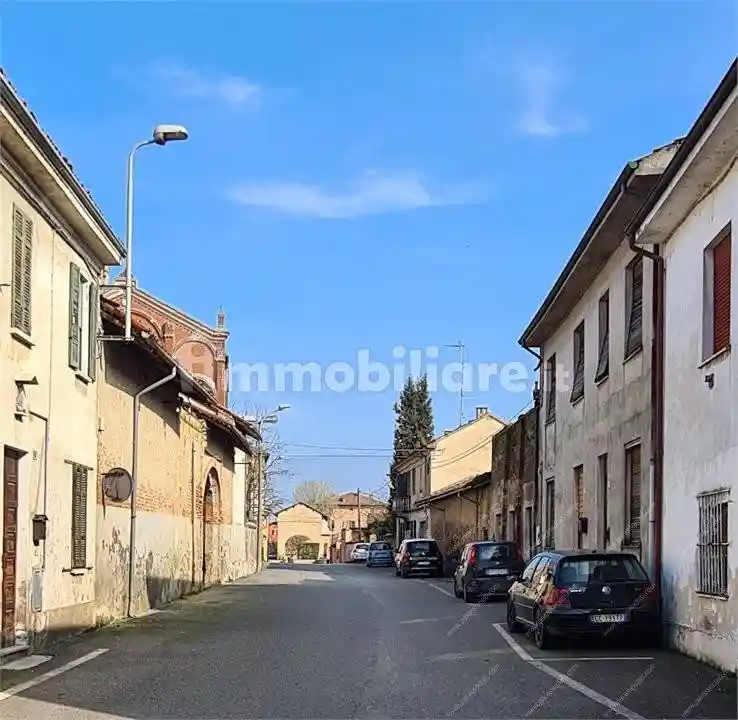 Palazzo - Edificio in vendita a Gambarana
