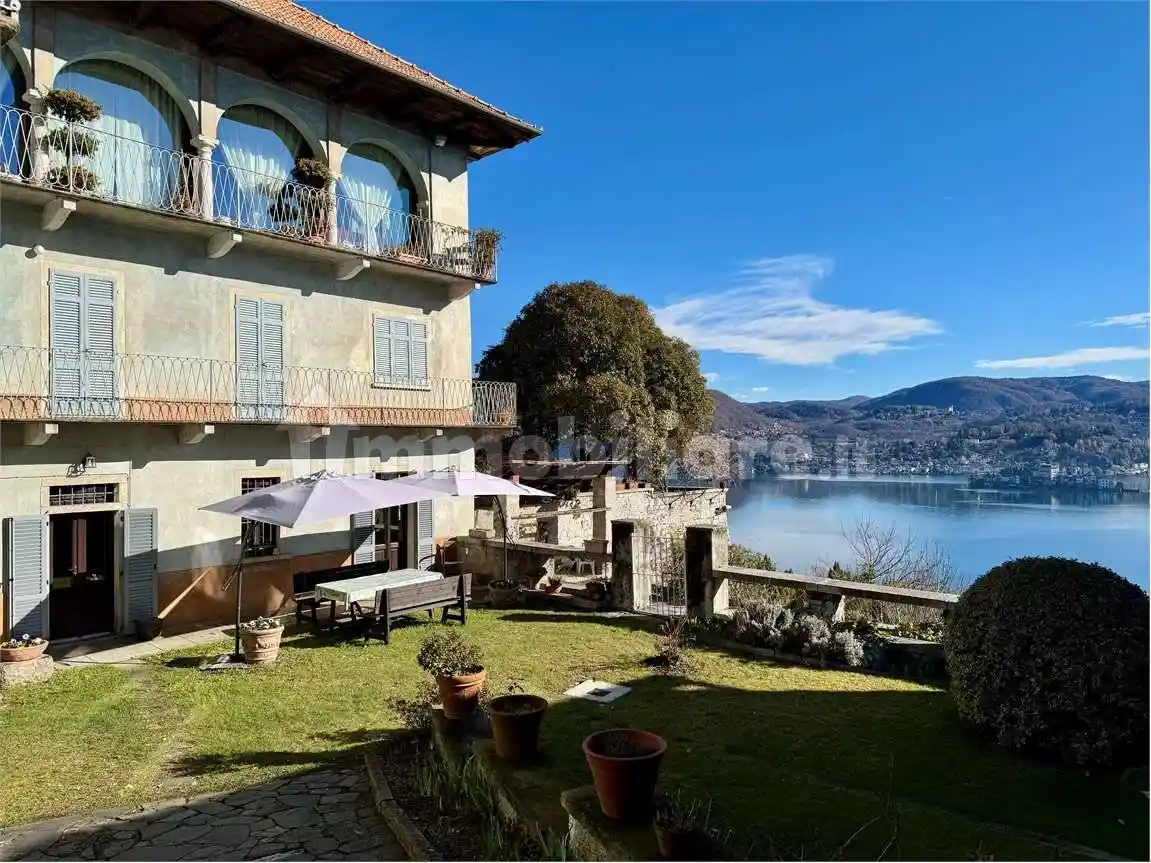 Palazzo - Edificio in vendita a Pella