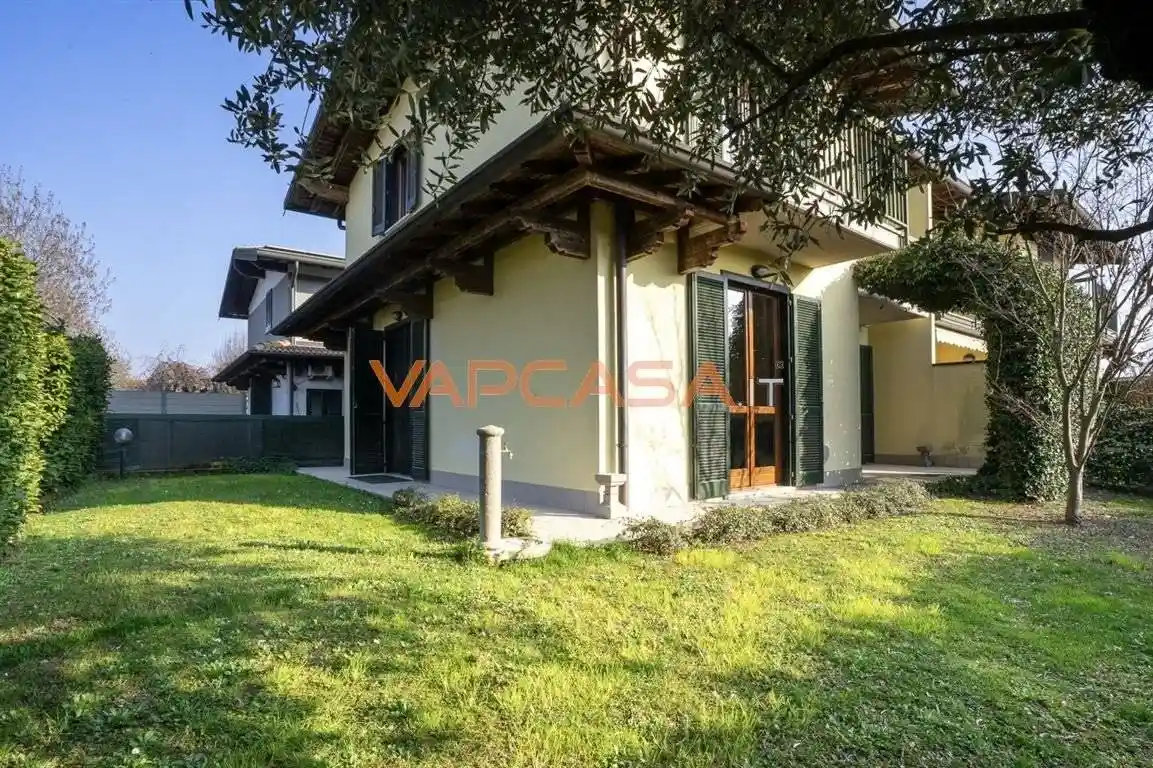 Villa in vendita a Romano di Lombardia