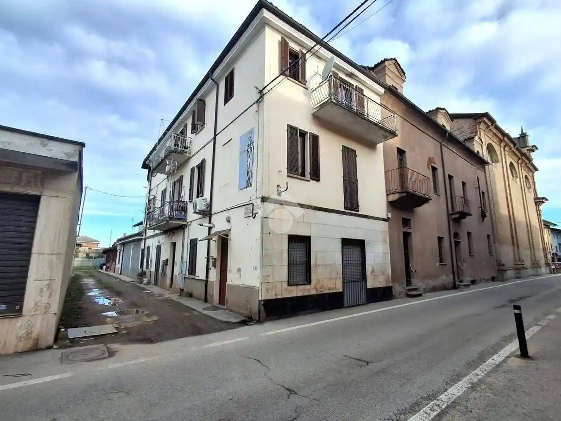 Palazzo - Edificio in vendita a Piscina