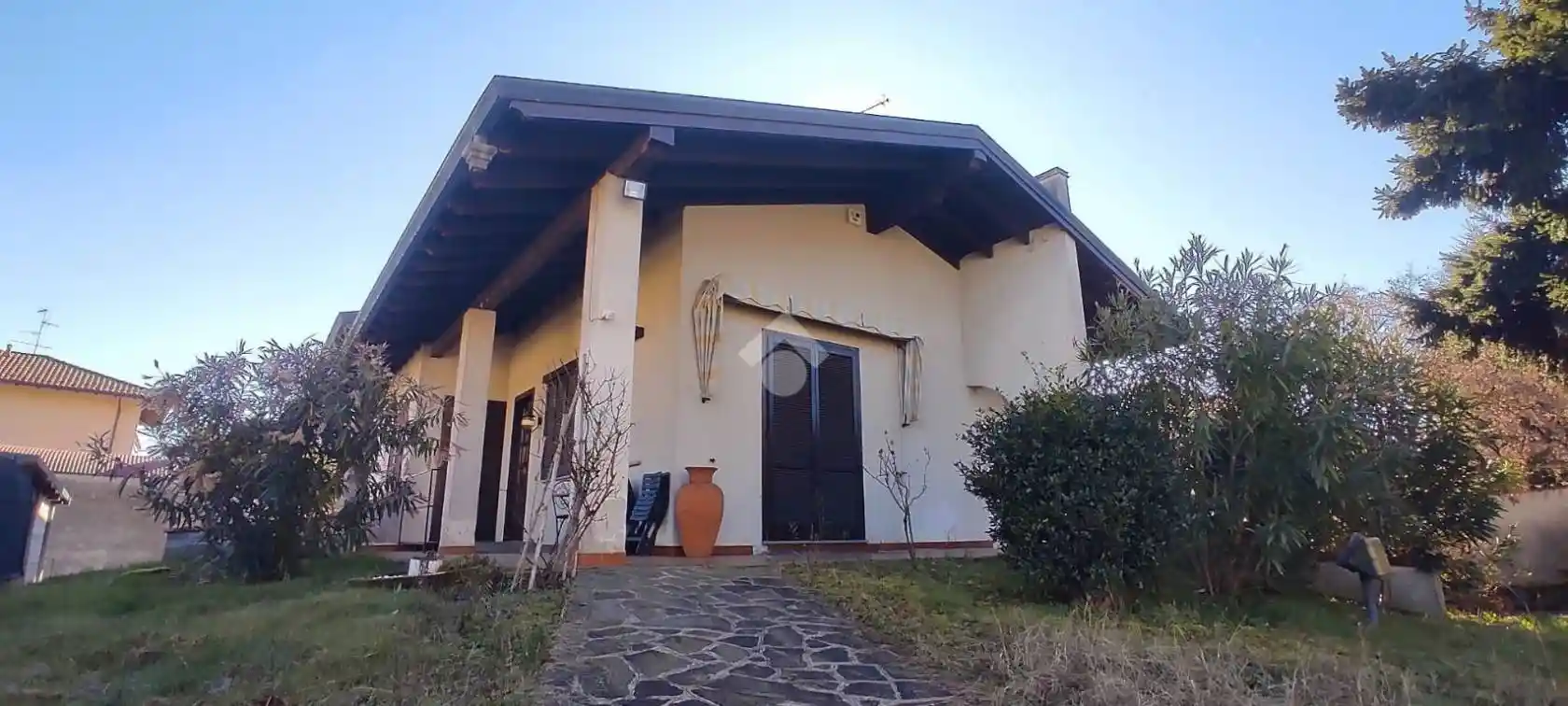 Villa in vendita a Ferno
