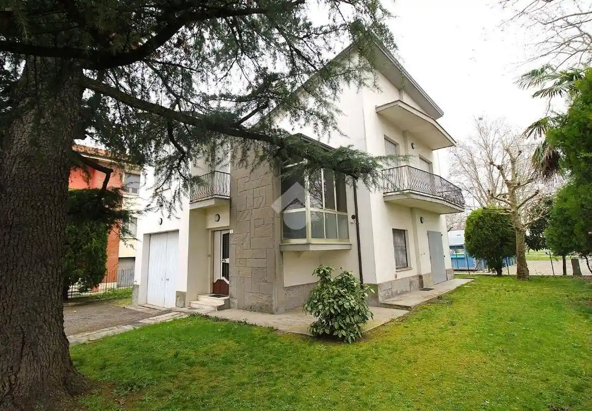 Villa in vendita a Imola