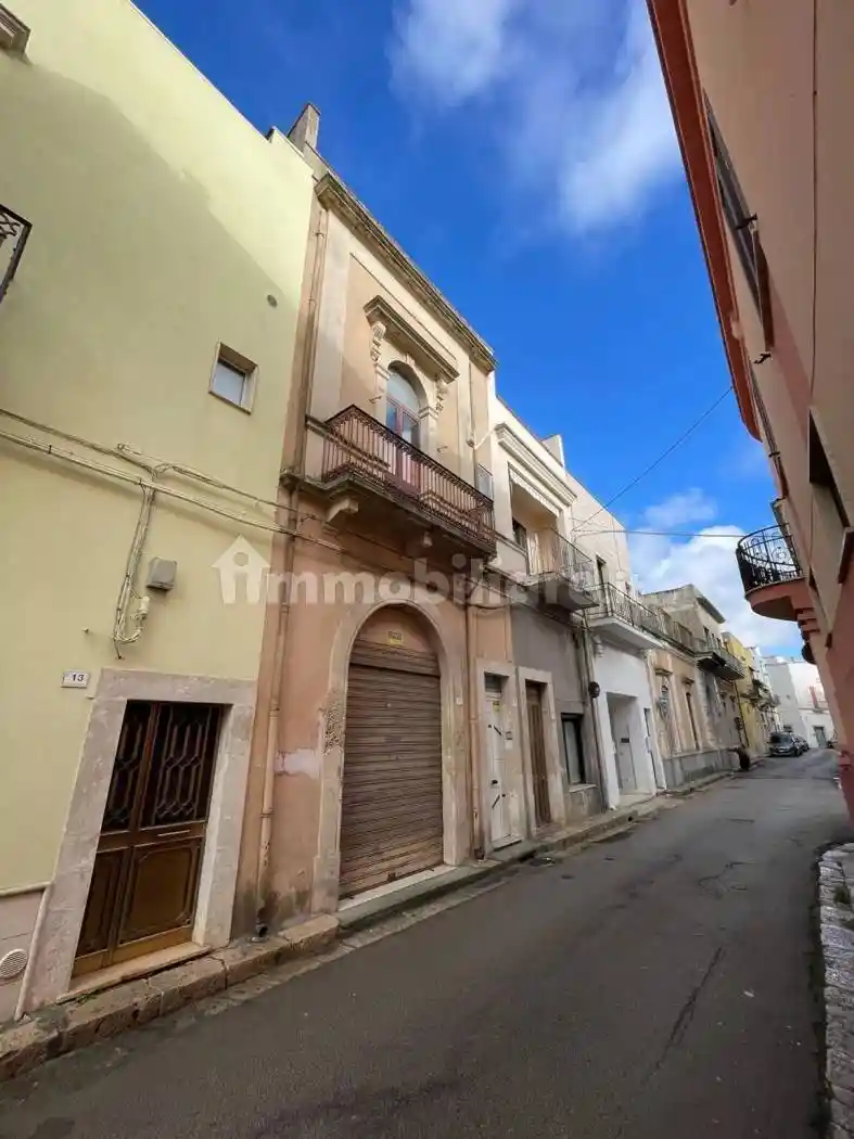 Palazzo - Edificio in vendita a Aradeo