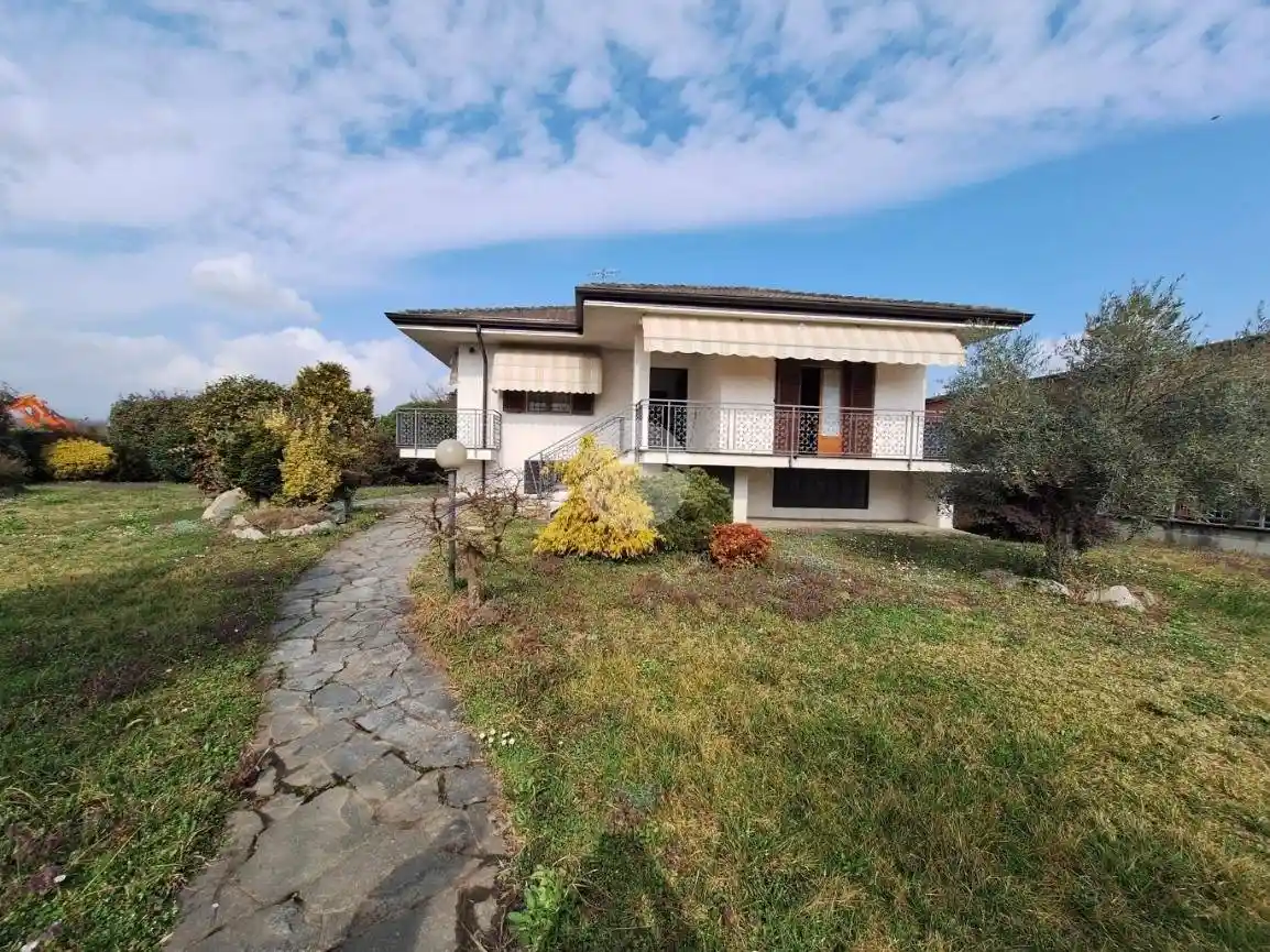 Villa in vendita a Romano Canavese